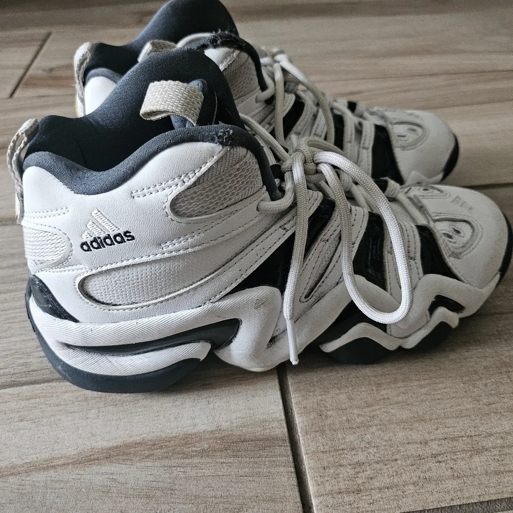 Adidas Kids White and Black  CRAZY 8 Kobe Bryant Sneaker size 6.5